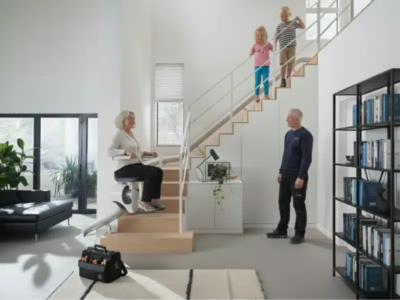 installazione-montascale-poltroncina-famiglia-casa-RHO