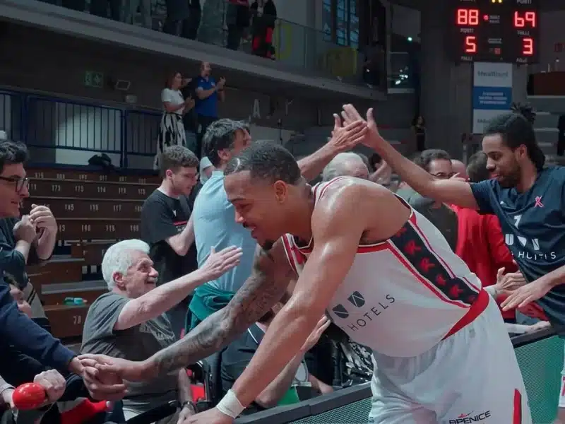 giocatori-di-basket-salutano-i-tifosi-in-tribuna