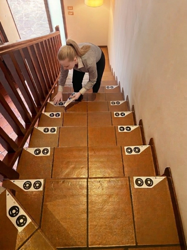 tecnica-gme-applica-marker-codificati-sui-gradini-si-una-scala-interna-durante-il-rilievo-3d